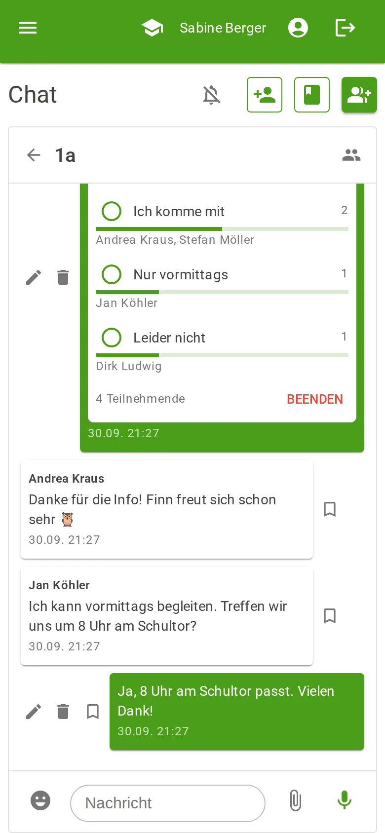 Klassenchat auf dem Handy mit Umfrage zur Begleitung eines Ausflugs
