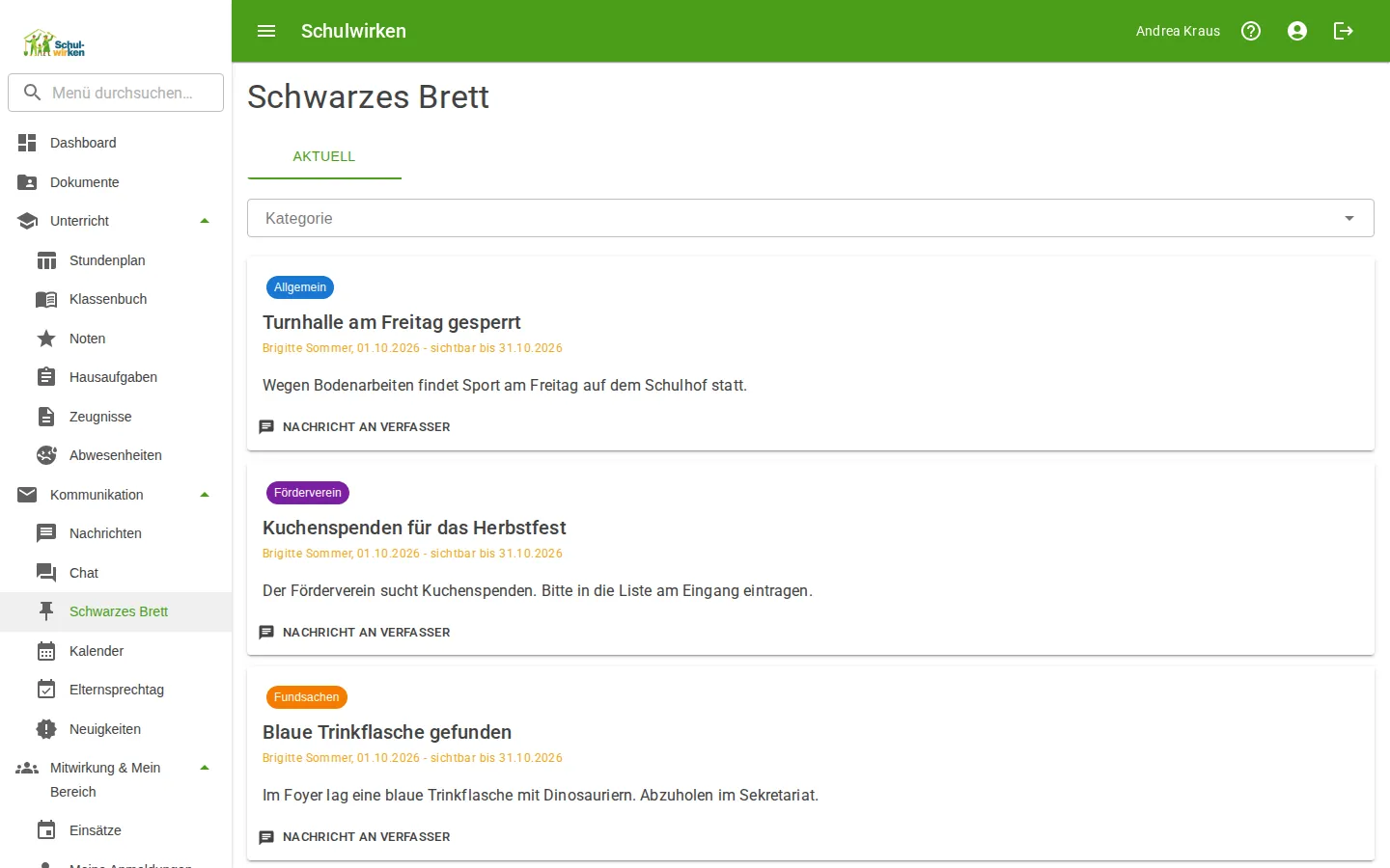 Schwarzes Brett in Schulwirken mit Aushängen zu Turnhalle, Kuchenspenden und Fundsachen